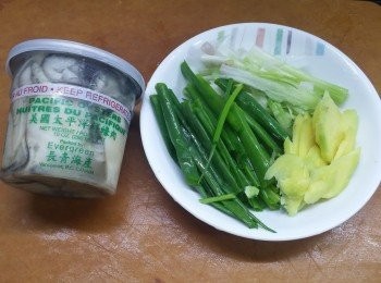 step1: 桶蠔不用預先洗，把蠔出一出水撈起備用
蔥切段，白色蔥頭部分啪一啪, 預備薑片