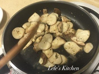 step2: 杏鮑菇都出水熟得差不多後
放入一小匙的無鹽奶油
(有鹽奶油的話，等等鹽就少放點囉)
再撒入鹽、黑胡椒
如果有義大利香料也可以灑一些
慢慢收汁得差不多(約2-3分鐘)
就可以起鍋囉~