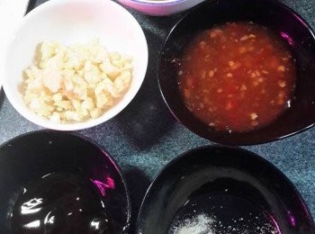 step3: 預備好所有<span class="group_2">調味料:</span>蒜頭切碎(如喜歡食辣可加1條紫天椒切碎)