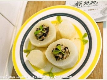 step5: 將已蒸熟的白玉蘿蔔擺放在盤中，剩下的湯汁加點醬油後，再澆淋於盤內。