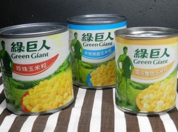 step1: 綠巨人玉米粒採用最頂級的玉米，粒粒飽滿(Completeness)香甜，色澤鮮黃(Color)且口感清脆(Crispy)，是我選用玉米罐頭的第一選擇！多種品項供你挑選，ㄚ曼達最喜歡綠巨人金玉雙色玉米粒，好看好吃，讓我的料理更加分！