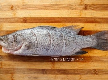 step1: 首先在於背上劃幾刀方便蒸熟。