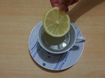 step4: 生薏米和熟薏米煲好後，關火倒出，加入檸檬片，便可飲用。