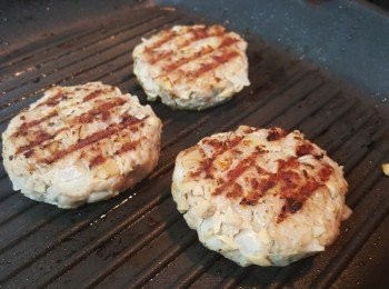 step8: 將漢堡扒放入冰櫃冷凍15分鐘後，將漢堡扒下鑊，用中火每邊煎約6-8分鐘至熟透即可。