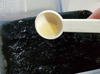 step2: 發菜用半茶匙油浸軟沖先乾淨(用油可以將雜質洗淨)