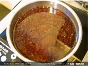 step2: 紅酒與黑木耳養生露以2:1的比例，分別倒入鍋中。