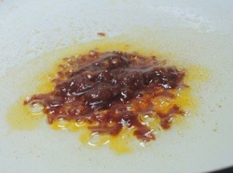step5: 鍋子放入兩大匙油，加入一大匙辣豆瓣醬爆香，如果不敢吃辣，就放豆瓣醬，想要辣一點，可加入2~3大匙
