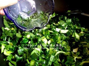 step14: 小棠菜放入鑊中加入薑汁及少許鹽拌炒數分鐘 , 再加約2湯匙水拌勻