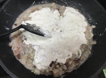 step8: 加入<span class="group_2">調味料</span>及粉漿拌勻