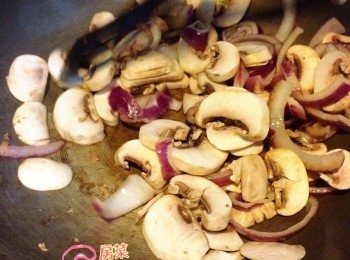 step1: 先將蘑菇洋蔥用乾鑊爆香