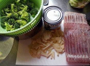 step1: 將青花椰菜洗淨切小塊、培根切適當大小、馬鈴薯切小塊(條)狀(馬鈴薯要切薄點比較易熟透)