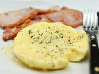 step4: 加鹽，胡椒粉及香料調味，灑上車打起士即成！（如果想做烘蛋，煮的時間稍為長一點，看見蛋的表面凝固便可。我做的這個是半烘蛋半炒蛋）