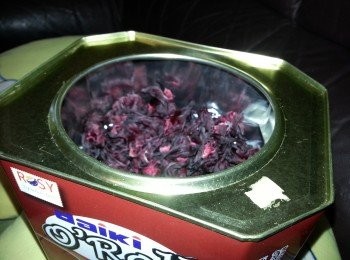 step6: 最後用手感覺洛神花是否乾透，完全沒有水分就可以入罐保存。