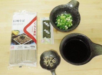 step1: 先準備好需要材料如照圖，海苔絲如手邊剛好沒有， 可以日式海苔香鬆<span class="group_2">調味</span>取代，哇沙米依個人喜好，可加可不加