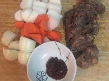 step3: 紅、白蘿蔔，去皮洗淨切滾刀；洋蔥切塊；取牛腱直刀對切後，再切成厚片（照片只用了半條，另半條女漢子拿去做清湯）；此時牛腱已經很軟了。