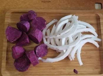 step2: 紫薯及椰子肉去皮，備用。