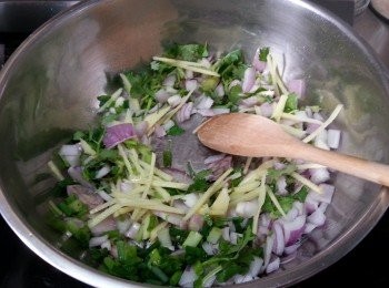 step2: 落2湯匙油先爆香所有料頭