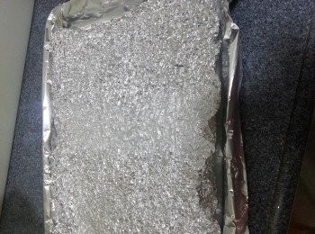 step16: 這次馮太沒有在錫紙上塗油。
原因是有聰明的網友，發現只需把錫紙弄皺，就能減少肉塊與錫紙面層的接觸，做成不黏的效果。
真的很聰明呢！
於是我也東施效顰一番，結果真的很不錯