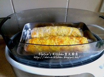 step9: 電蒸鍋內放上碟 , 將蛋卷放上 , 蓋上蓋蒸15分鐘至熟透 , 盛起待涼10分鐘
