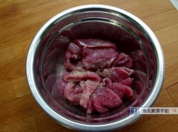step2: 豬肉切片，用少許酒和胡椒醃10分鐘。