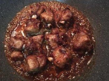 step7: 放入小排,蓋鍋蓋小火慢煮，煮到<span class="group_3">醬汁</span>變濃。