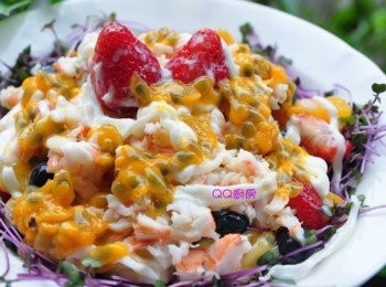 step12: 將百香果淋在蔬果盤上，酸甜香濃滋味都在這盤裡喔!