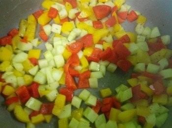 step3: 平底鍋燒熱油，加入步驟2的蔬菜粒輕炒。