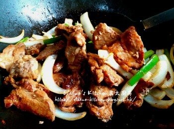 step6: 將豬扒回鑊 , 倒入醃豬扒汁(將醃豬扒的汁加入少許水拌勻)用中火快炒至汁料收乾