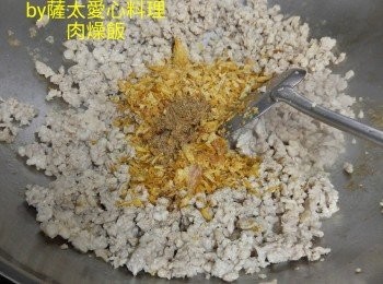 step2: 肉碎炒熟加入胡椒粉，酒炒香，加入油蔥酥吸其它調味料炒香炒均加水蓋過肉碎。