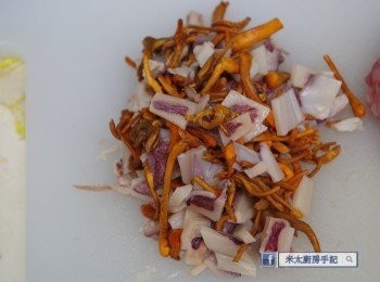 step1: 乾魷魚和蟲草花用水沖淨，分別用水浸3小時，蟲草花要換水1次，魷魚切去軟骨, 備用。