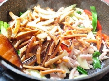 step5: 最後放入乾魷魚及豆干絲ㄧ起大火拌炒，調味即可!