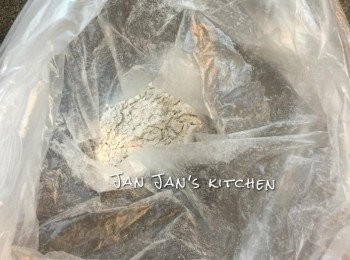 step3: 將上粉料放入膠袋或器皿，放入雞軟骨搖勻。