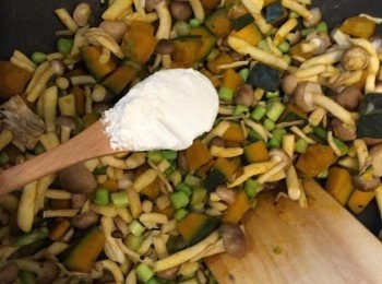 step1: 小露芛、野菌、南瓜粒切粒，炒香，加麵粉炒至乾身，