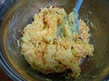 step4: 將2️⃣及3️⃣充分混合，再加入牛奶及果乾拌勻
(麵糰會帶點黏黏的，所以牛奶要視乎情況而加減，過分濕潤會發不起喔～)