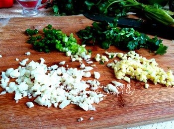 step7: 蔥切粒 , 薑去皮切粒 , 蒜頭去衣切粒 , 芫茜切碎後全部放入碗內