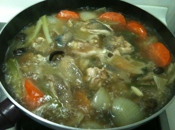 step8: 待紅蘿蔔和地瓜煮軟（用筷子搓得進去，就是軟了）後，將步驟3的雞腿肉放入，再加進「淬釀日式和風醬油露－北海道昆布」和米酒，蓋上鍋蓋，開大火煮滾。水滾後，轉中火慢燉5分鐘。最後，將鍋蓋掀開，再煮1分鐘（目的是讓酒精揮發），就燉好了。