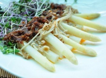 step9: 用桂冠沙拉再變化與XO醬調製而成帶點微辣微甜的醬汁，非常的香氣十足也夠味，搭配多汁鮮嫩的白蘆筍，讓你無法抗拒的美味!