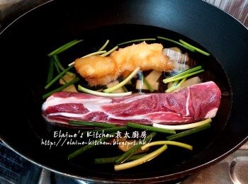 step2: 鑊加入薑片 , 蔥段 , 酒 , 放入牛展及牛筋