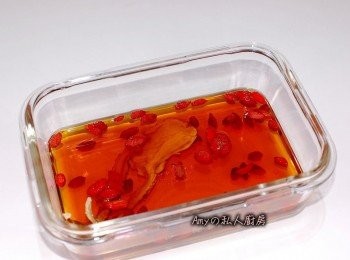 step2: 準備一個容器,放入鹽及當歸&枸杞&適量的紹興酒先浸泡入味