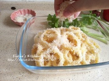 step5: 將沾好的洋蔥圈放入器皿內 , 再灑上適量的麵包糠