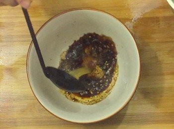 step6: 同一鍋湯再煮沸後，加入已浸軟的紅薯粉煮3分鐘關火
先下3大匙熱湯到大碗將<span class="group_3">調味料</span>拌溶
再把紅薯粉加入碗內，輕輕跟<span class="group_3">調味料</span>拌勻