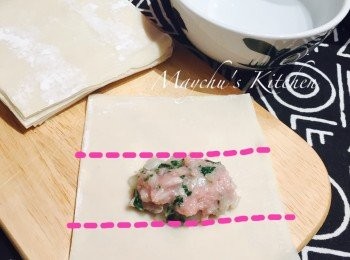 step3: 拿一塊雲呑皮，放約一湯匙餡料在中間，將雲呑皮從下而上每三份一摺一次共兩次。