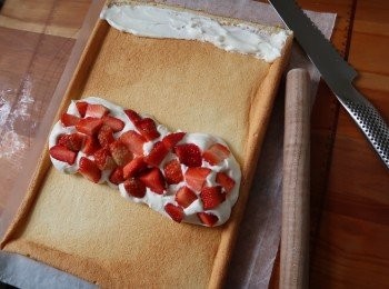 step7: 放涼後放入打起的淡忌廉及士多啤梨, 卷好, 雪一小時可切。