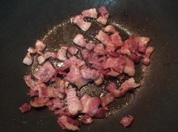 step4: 原鍋放入培根煸出油，且培根酥香，即可起鍋備用。