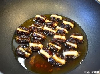 step5: 連同蒸紅棗的冰糖水與紅棗放入鍋中，淋上桂花釀小火收乾