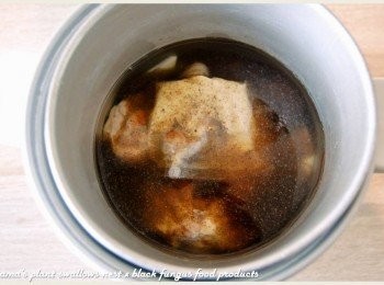 step4: 隨後倒入黑木耳養生露、水與白胡椒粉，並在外鍋倒入一杯水後，便可按下電鍋開關。