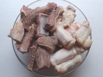 step2: 將牛筋及牛腩先用熱水汆燙過,再沖冷水瀝乾備用。