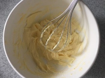 step2: 牛油、砂糖用機或手打起，然後加入蛋白攪滑。
