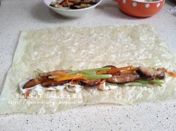 step7: 再放上配料 (冬菇 , 甘旬 , 西芹) , 再放上一層煮軟的腐皮碎