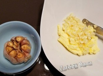 step1: 先將1個蒜頭切去頂部，放入可入爐器皿，加上橄欖油，放入焗爐，用160度焗15分鐘。

另